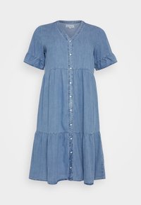 Denimkjole i lyseblå, med V-hals, korte volangermser, knappefront og et tiered skjørt design. Myk tekstur.