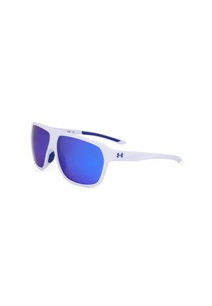 Occhiali da sole con montatura bianca, lenti specchiate blu e logo Under Armour sulla stanghetta, inclinati a destra su sfondo bianco.