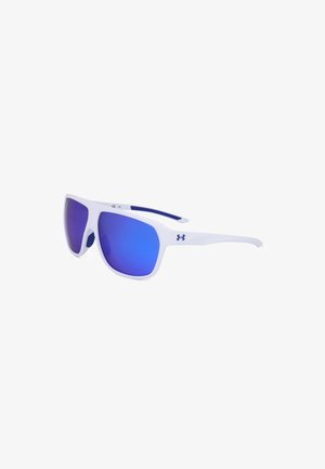Occhiali da sole con montatura bianca, lenti specchiate blu e logo Under Armour sulla stanghetta, inclinati a destra su sfondo bianco.