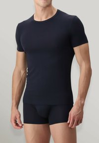 T-shirt blu navy a maniche corte realizzata in tessuto morbido, con colletto a girocollo e design aderente, abbinata a boxer in coordinato.