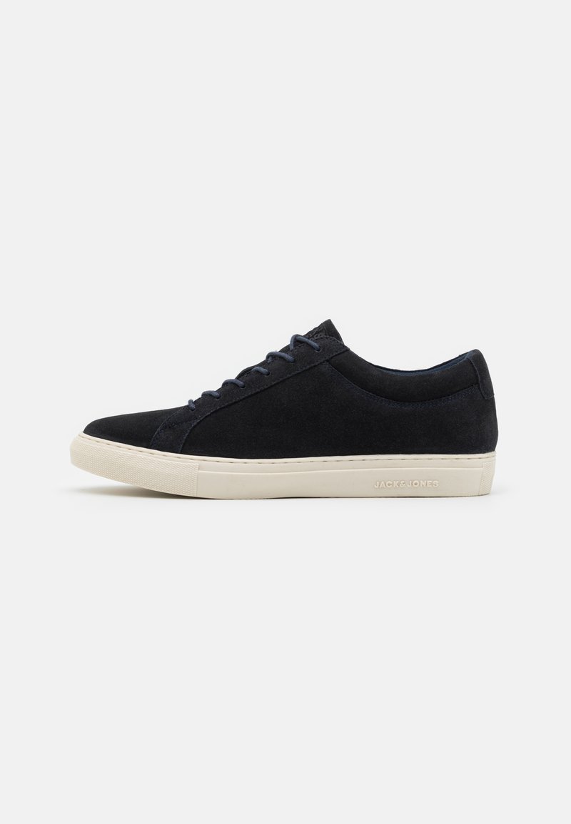 Tenisi din piele nubuc de culoare bleumarin închis, cu un design cu profil redus, având o talpă din cauciuc crem și șireturi asortate, logo embosat pe lateral.