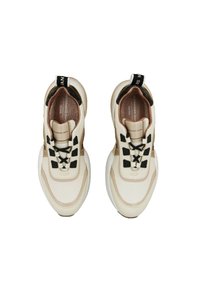 Sneaker beige e nere con tomaia in pelle texturizzata, colletto imbottito e lacci a contrasto, con punta arrotondata e suola bianca.