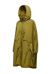 Giacca leggera da pioggia verde oliva con cappuccio, zip frontale completa, dettaglio in vita elasticizzato e tasche laterali. Tessuto morbido e lucido.