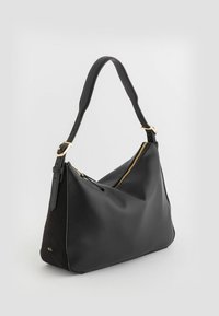 Czarna skórzana torebka o luźnym kształcie, teksturowanej powierzchni, złotych detalach i jednym regulowanym pasku. Zapięcie na zamek.