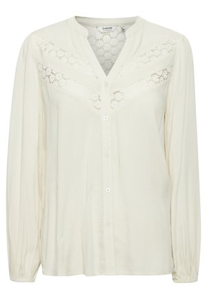 Fehér, hosszú ujjú blúz V-nyakkal, gombzárral és textúrált anyaggal, csipke részletekkel a mellkas és a vállak körül.