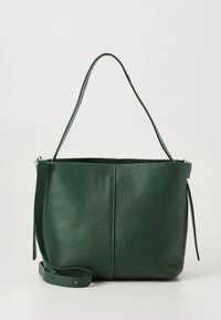 Mala de couro verde com design estruturado, formato arredondado, alça de ombro ajustável e detalhes de ferragens minimalistas.