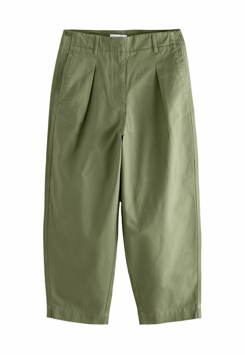 Pantalon court taille haute vert olive à jambes larges, avec passants pour ceinture et poches latérales, en tissu léger.