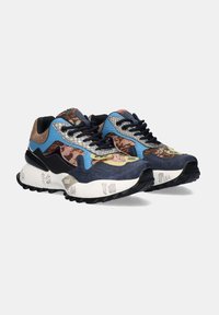 Zapatillas texturizadas con una parte superior de malla azul, detalles en negro y una suela salpicada de blanco. Detalles con un patrón en tonos de naranja y amarillo.