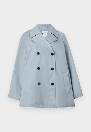 Trench-coat bleu clair à double boutonnage avec des boutons noirs, de larges revers, deux poches latérales, et une coupe droite. Texture lisse, sans motifs.