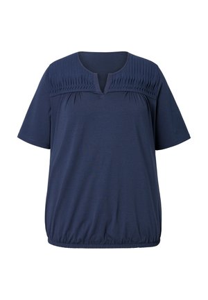 Donkerblauw kort mouwtopje van zacht materiaal, met geplooide accenten bij de halslijn en een elastische zoom voor een relaxte pasvorm.