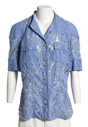 Blouse en dentelle bleu clair à manches courtes avec boutons dorés et deux poches poitrine sur un torse de mannequin blanc.