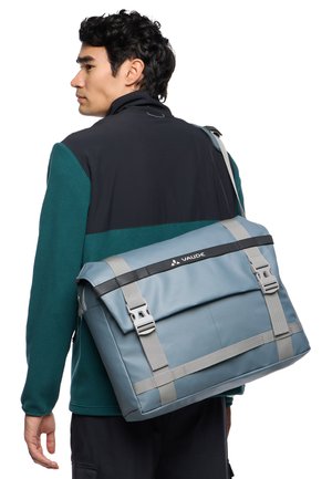 Sac messager gris avec des sangles réglables grises, un rabat pliable et le logo Vaude. Fabriqué en matériau durable et texturé ; forme rectangulaire.
