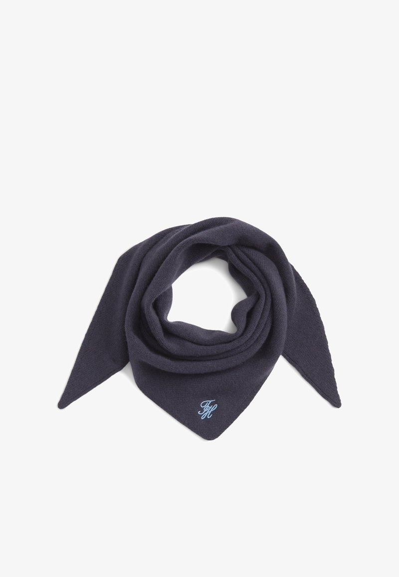 Écharpe tricotée triangulaire bleu marine foncé avec des initiales brodées bleu clair discrètes, pliée en forme circulaire sur un fond blanc.