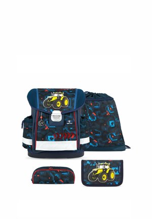 Set zaino per bambini con motivo mimetico digitale blu e rosso, con grafiche gialle di trattore su borsa, portafoglio e astuccio.