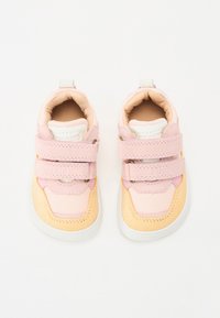 Sneaker rosa e giallo con una tomaia texturizzata, fasce in velcro e suole grigie a contrasto, caratterizzate da una silhouette arrotondata e dettagli di cucitura.