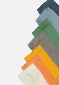 Set aus acht Socken in verschiedenen Farben: Dunkelblau, Hellblau, Grün, Grau, Gelb, Orange und Weiß. Rippstruktur, mittelhohe Länge.