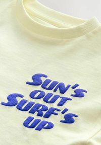 Next REGULAR FIT - SHORT SLEEVE BACK  - T-shirt print - yellow slogan