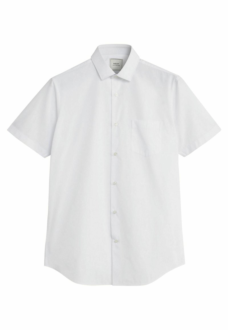 Camisa blanca de manga corta hecha de una mezcla de algodón, con cuello de pico, siete botones y un bolsillo en el pecho. Textura suave con un corte clásico.