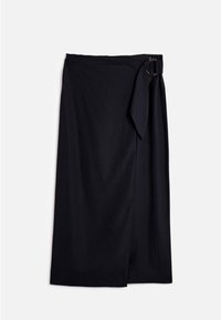 Gonna avvolgente nera realizzata in tessuto leggero, con un laccetto laterale e una fibbia circolare, dotata di una texture liscia e di un design alla lunghezza del ginocchio.