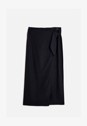 Zwarte wikkelrok van lichtgewicht stof, voorzien van een zijstrik en een rond gespsluiting, met een gladde textuur en een knielange snit.