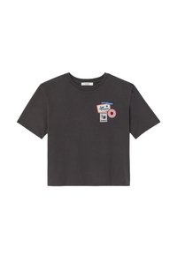 T-shirt court gris foncé avec des manches courtes et trois patchs décoratifs colorés sur la partie gauche de la poitrine.