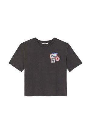 T-shirt court gris foncé avec des manches courtes et trois patchs décoratifs colorés sur la partie gauche de la poitrine.