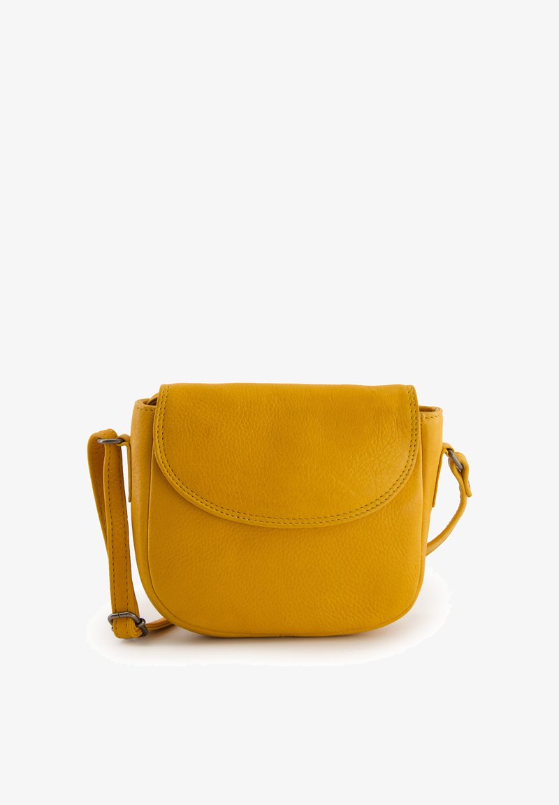 Gelbe Leder-Crossbody-Tasche mit runder Form, Klappenverschluss und verstellbarem Tragegurt. Strukturierten Oberfläche mit sichtbaren Nähdetails.