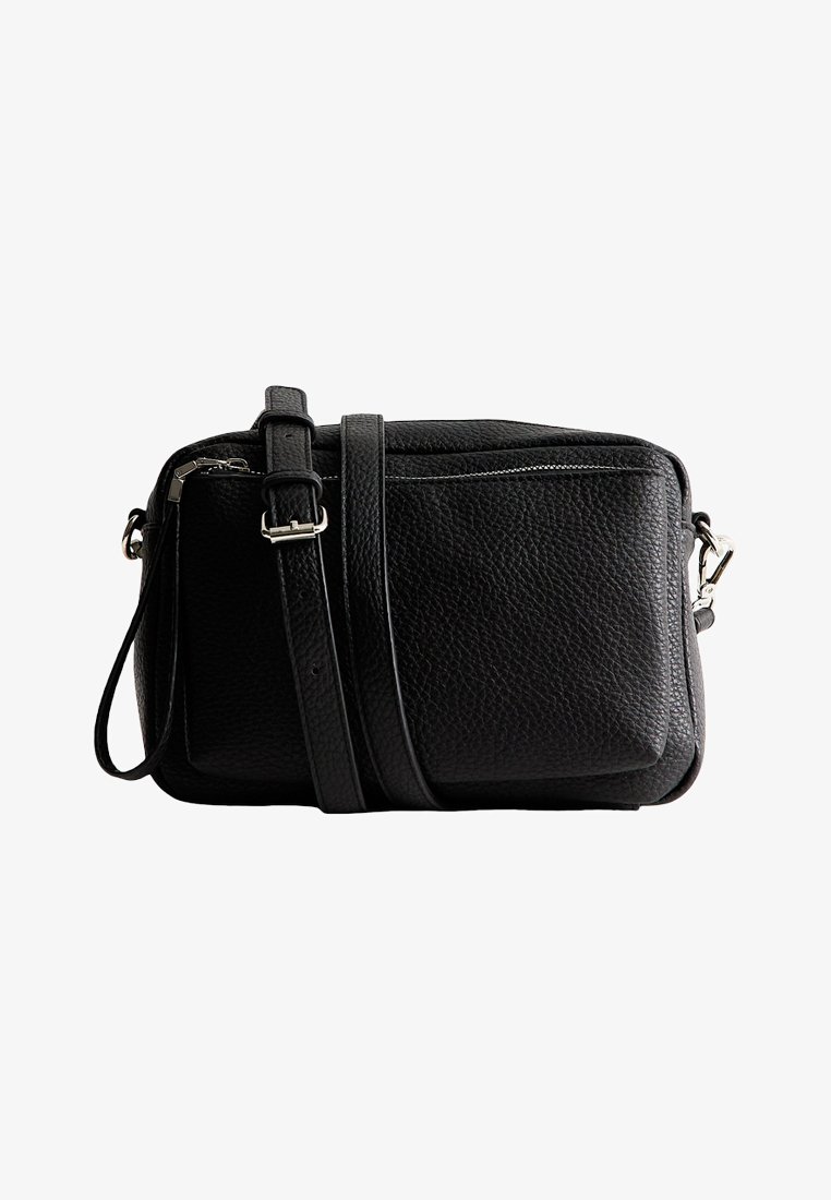 Sac bandoulière en cuir noir avec une finition texturée, forme rectangulaire, sangle réglable, poche avant zippée et accents en métal argenté.