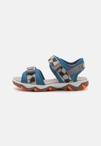 Blå och grå sportsandaler med en texturerad ovandel, justerbara remmar och en sula i orange och grå med ett vågmönster.