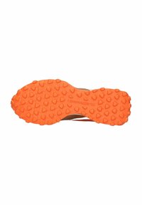 Trailrunning-Schuhsohle mit einer strukturierten, orangefarbenen Gummioberfläche, die über dreieckige Stollen für besseren Halt verfügt. Die Zwischensohle hat einen neutralen Farbton.