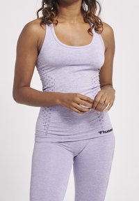 Top atletico viola con dettagli laterali testurizzati e un logo sull'orlo. Realizzato in materiale leggero, presenta un design con scollatura a racerback.