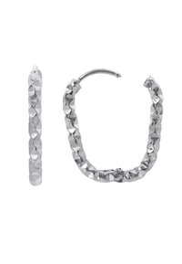 Orecchini a cerchio in argento con un design testurizzato e sfaccettato, dotati di chiusura a cerniera e di una forma arrotondata.