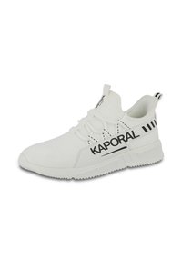 Zapatilla deportiva blanca con parte superior de punto texturizado, logo negro y rayas, diseño de cordones y suela de goma para tracción.