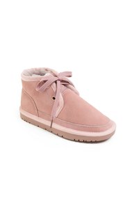 Stivaletti alla caviglia in suede rosa con una morbida fodera in pile, punta arrotondata, accenti di un rosa chiaro a contrasto e suola piatta in gomma. Presentano lacci a forma di fiocco.