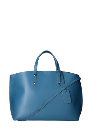 Blauwe leren schoudertas met twee handvatten en een afneembare schouderriem. Bevat zilverkleurige hardware en een bagagelabel. Gladde textuur.