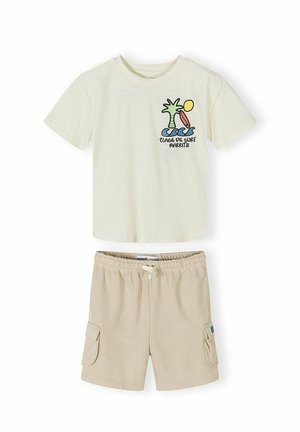 Kremfarvet T-shirt med korte ærmer med grafik af palme, bølger, surfbræt og sol samt beige elastiske shorts med sidelommer.