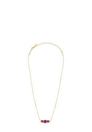 Le collier en chaîne dorée présente trois perles violettes, accentuées par des éléments en or, suspendues au centre. La chaîne est fine et dotée d'un fermoir sécurisé.