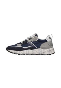 Sneaker blu navy e grigio realizzato in materiali scamosciati e in rete. Presenta una spessa suola bianca con un motivo geometrico e accenti a contrasto.