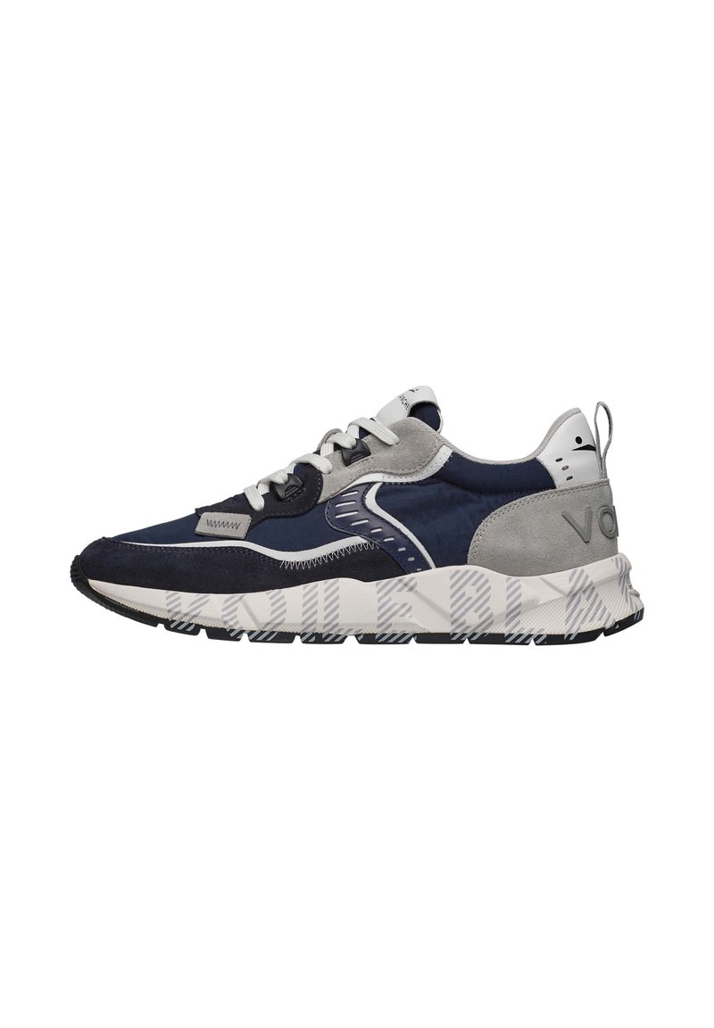 Sneaker blu navy e grigio realizzato in materiali scamosciati e in rete. Presenta una spessa suola bianca con un motivo geometrico e accenti a contrasto.