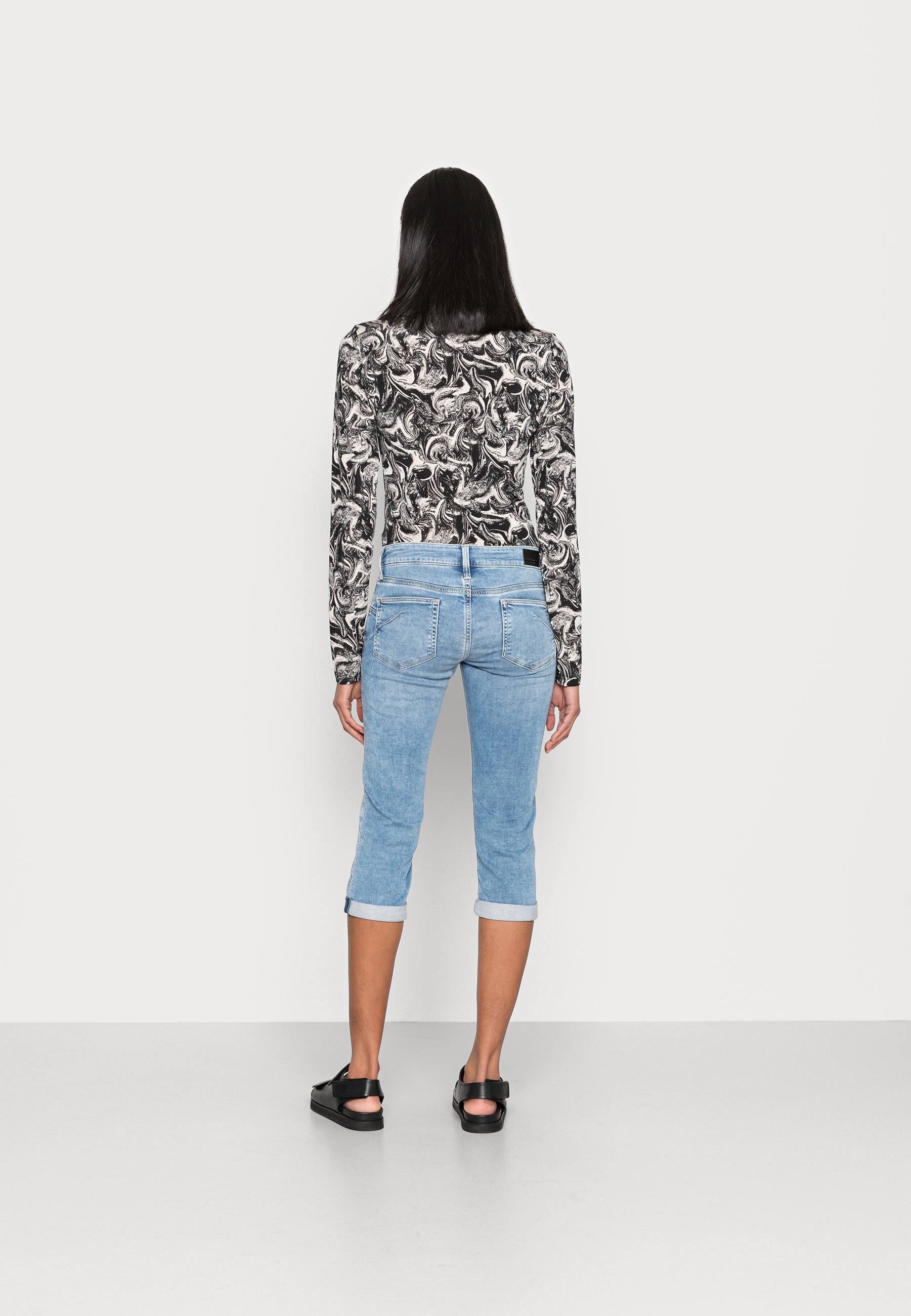 Mavi ALMA - Denim shorts - lt sporty/light-blue denim - Zalando.co.uk