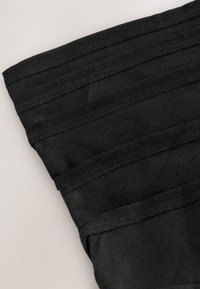 Musta kangaskotelo, jossa on useita pystysuoria taskuja, ommellut saumat ja sileä pinta. Suunnittelu on toimiva ja järjestelmällinen säilytystä varten.