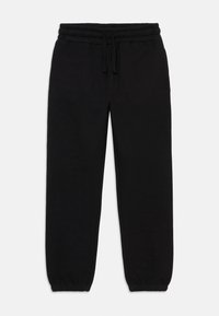 Schwarze Jogginghosen mit elastischem Bund und Kordelzug, tapered Beine mit elastischen Bündchen, flach auf weißem Hintergrund ausgelegt.