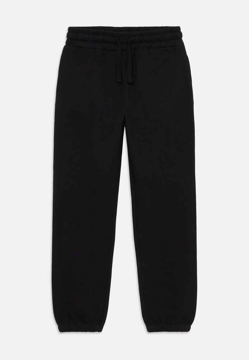 Černé tepláky s elastickým pasem a stahovací šňůrkou, zúžené nohavice s elastickými manžetami, rozložené na bílé pozadí.