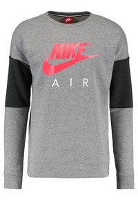 Harmaa huppari mustilla hihoilla. Ominaisuuksiin kuuluu suuri vaaleanpunainen Nike-logo ja "AIR" valkoisella. Valmistettu puuvillasekoitteesta, jossa on ribattua kaula-aukkoa.