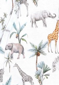 Stoff mit einem Muster von Tieren, darunter Elefanten und Giraffen, die mit grünen Palmenblättern vor einem weißen Hintergrund verwoben sind.