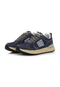 Scarpe da ginnastica blu navy con dettagli grigi, in tessuto a rete, suola in gomma resistente e logo del marchio in evidenza sul lato.