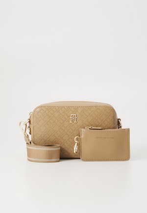 Borsa a tracolla sintetica beige con motivo in rilievo, hardware dorato e tracolla rimovibile; include portacarte coordinato con dettaglio del logo.