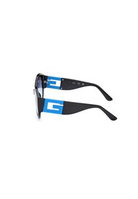 Ochelari de soare negri cu brațe supradimensionate de culoare albastră, având un logo alb mare. Lentilele sunt fumurii, cu un design elegant și modern.