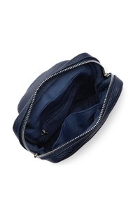 Borsa in pelle blu navy con una superficie testurizzata, zip in metallo argentato e più scomparti interni foderati in tessuto liscio.