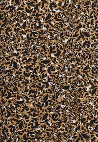 Tecido com padrão de estampa de leopardo, apresentando uma variedade de cores preto, castanho e branco, com uma textura suave e um padrão irregular ao longo de toda a superfície.